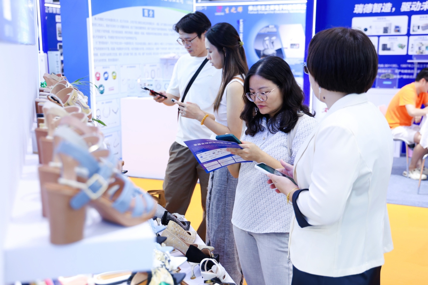"惠东女鞋产业带"展团亮相2025中国(广州)跨境电商交易会广获青睐,客商云集订单喜人(图7) ES4A2124-opq3906427089.jpg