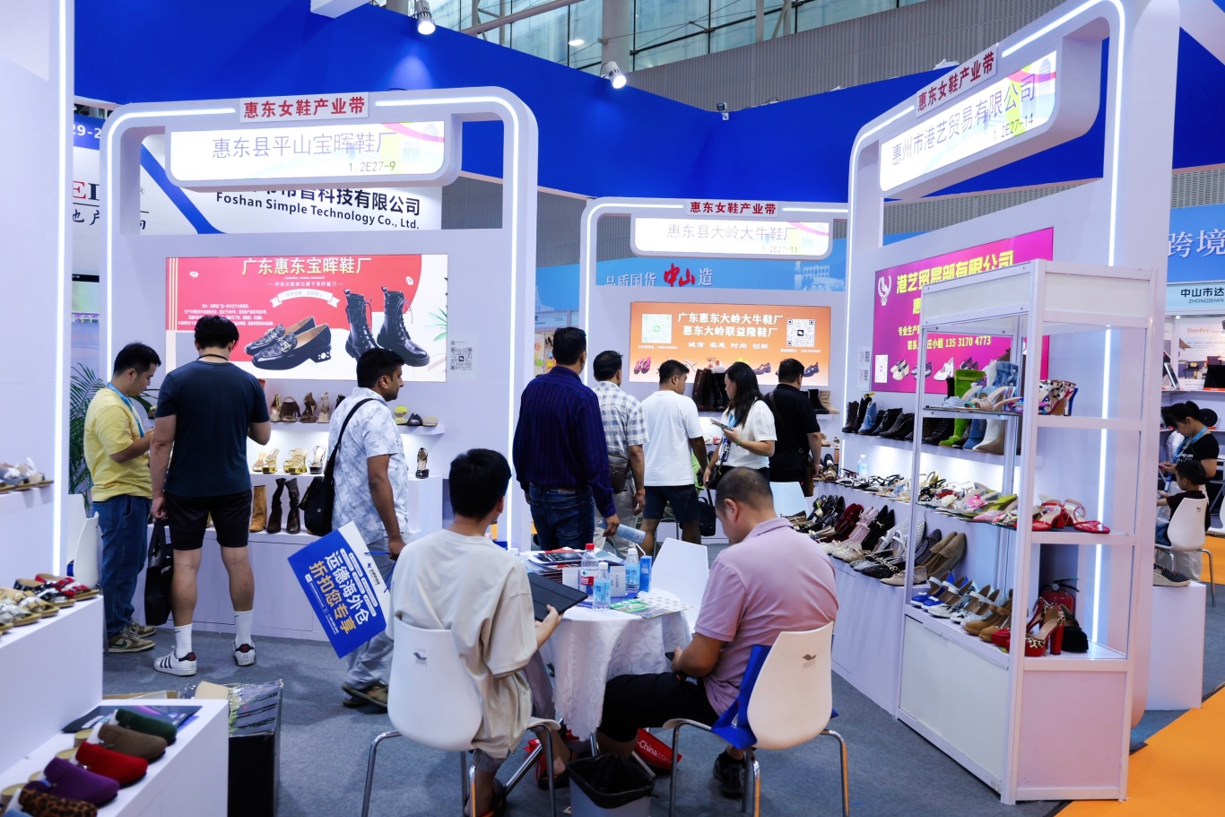 "惠东女鞋产业带"展团亮相2025中国(广州)跨境电商交易会广获青睐,客商云集订单喜人(图8) ES4A2023-opq3906427500.jpg