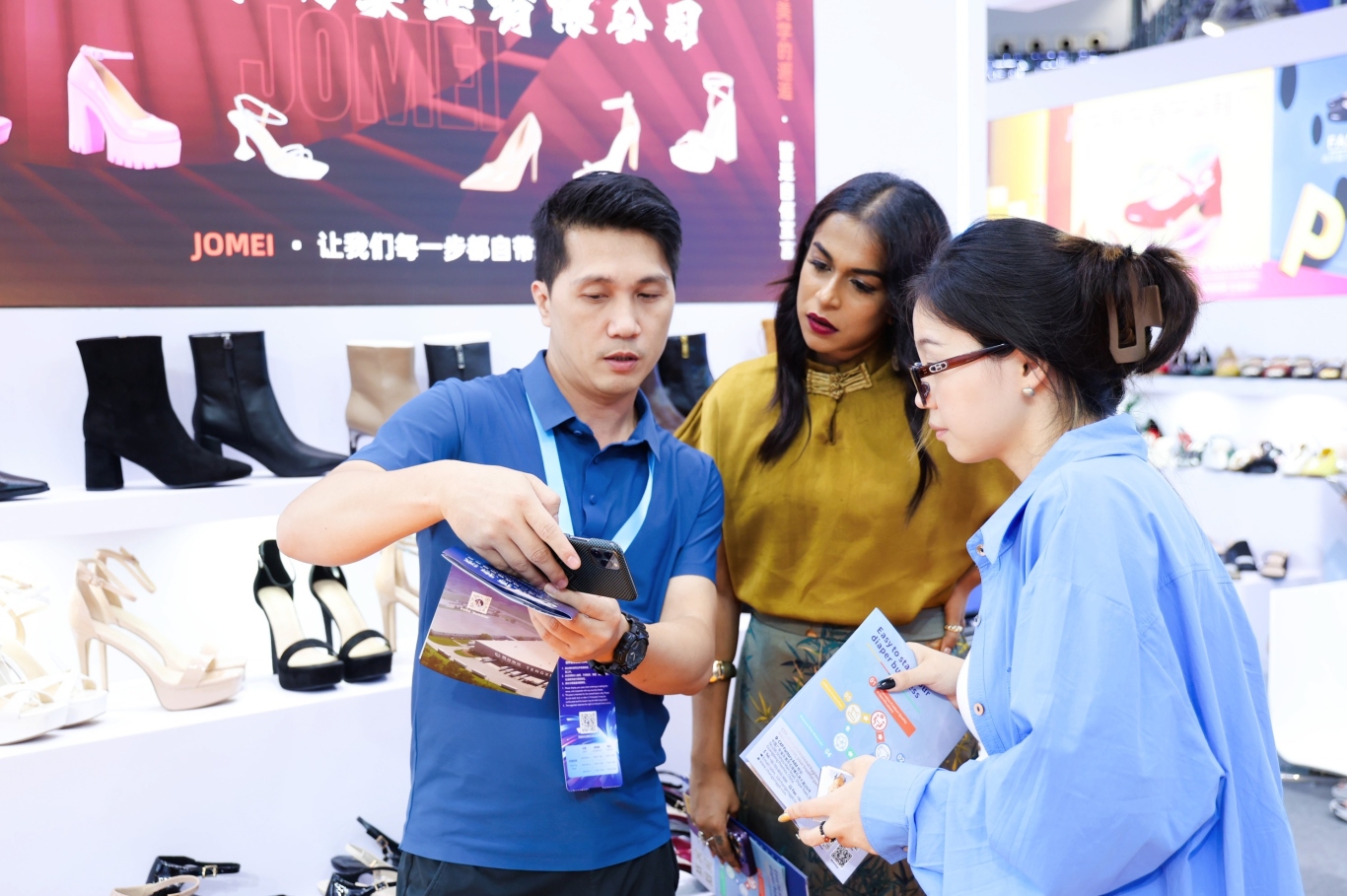"惠东女鞋产业带"展团亮相2025中国(广州)跨境电商交易会广获青睐,客商云集订单喜人(图10) ES4A2112-opq3906427129.jpg