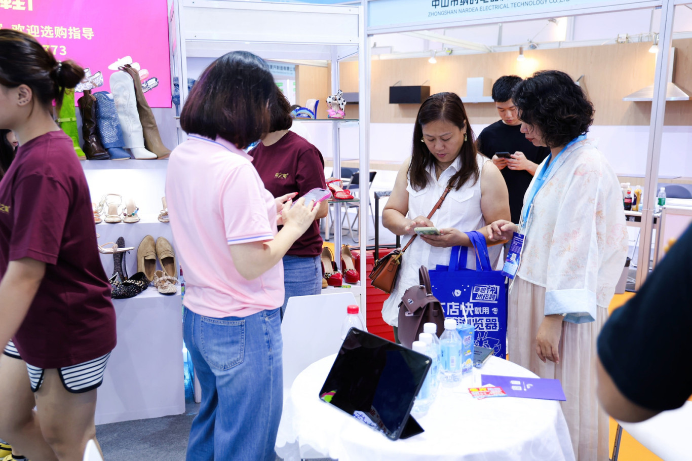 "惠东女鞋产业带"展团亮相2025中国(广州)跨境电商交易会广获青睐,客商云集订单喜人(图13) ES4A2176-3906763443.jpg