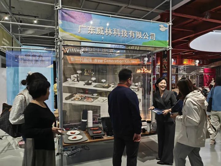 组织企业参加“中国惠州-东盟产品推介交流”活动(图3) 组织企业参加“中国惠州-东盟产品推介交流”活动(图3)